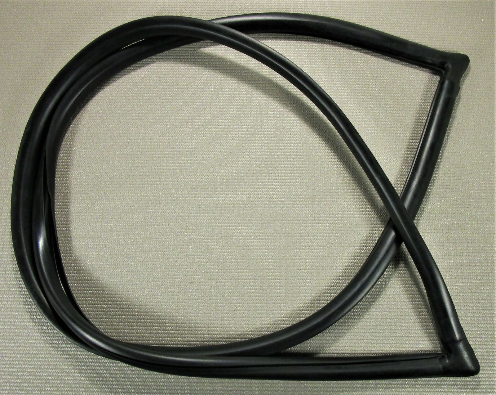 1982-1993 CHEVROLET S10 GMC S15 PICKUP TRUCK REAR WINDOW BLK RUBBER SEAL GASKET TOP VIEW