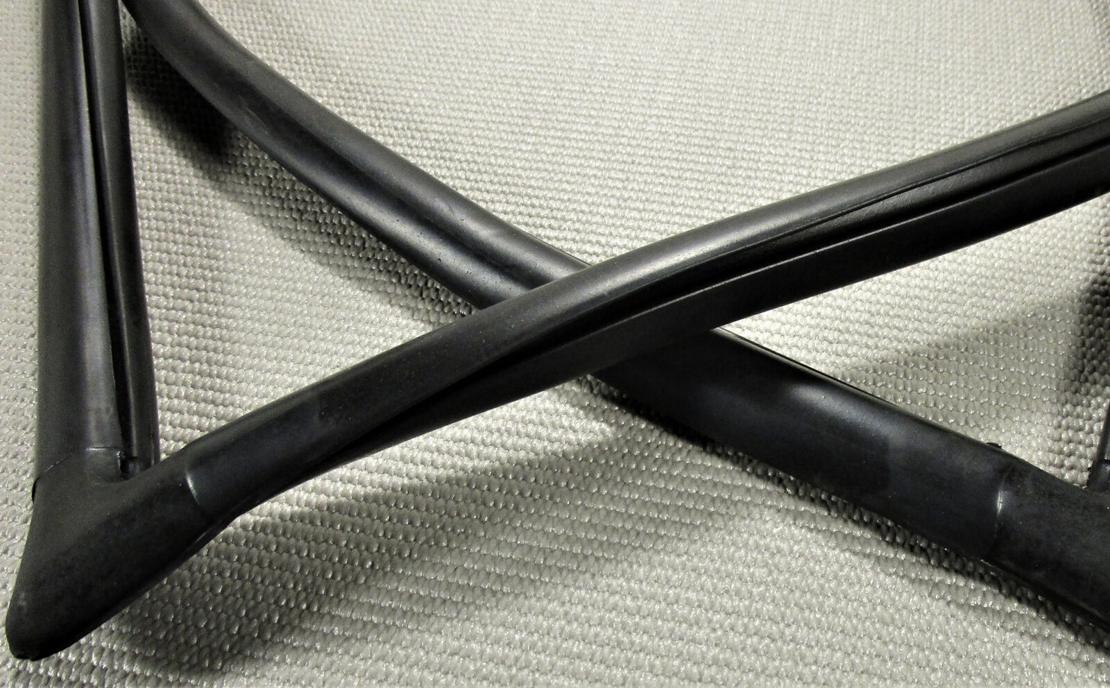 1982-1993 CHEVROLET S10 GMC S15 PICKUP TRUCK REAR WINDOW BLK RUBBER SEAL GASKET CLOSE UP
