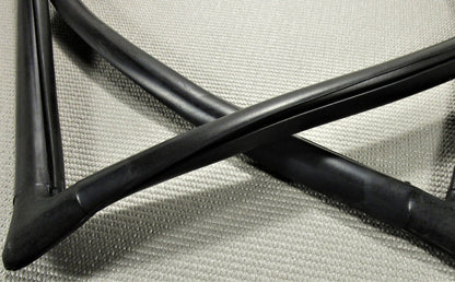 1982-1993 CHEVROLET S10 GMC S15 PICKUP TRUCK REAR WINDOW BLK RUBBER SEAL GASKET CLOSE UP